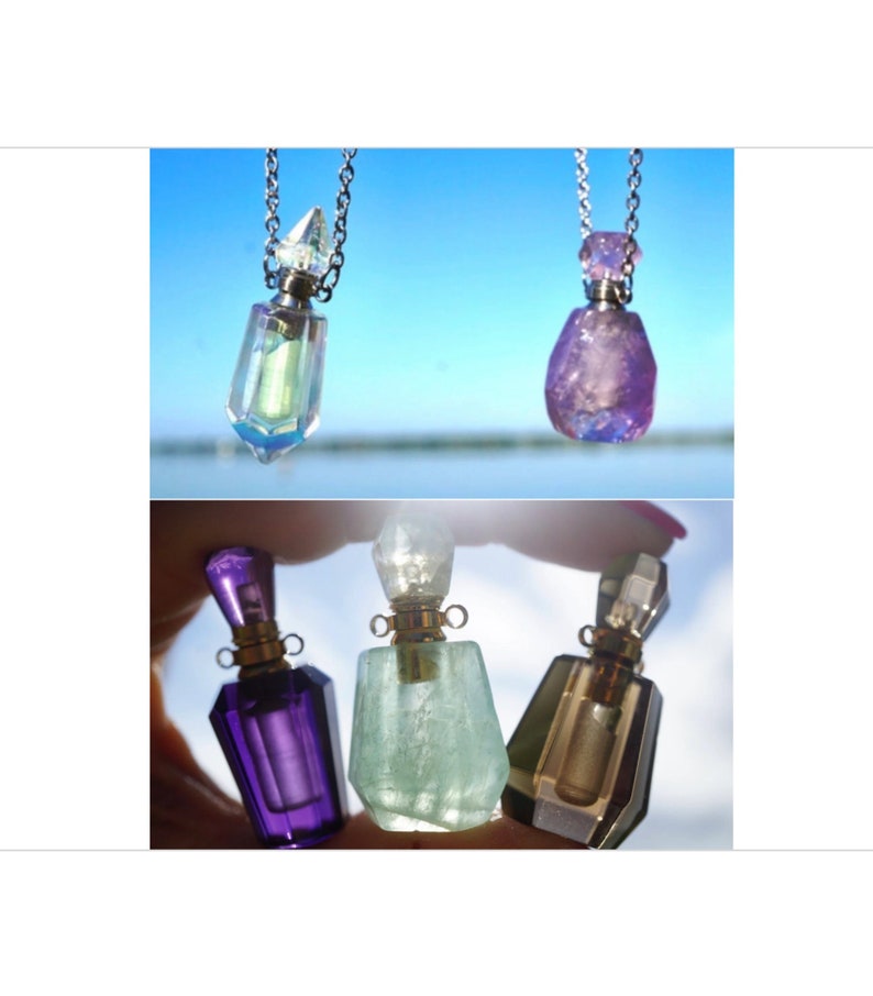 Pu&ograve; includere: Tre flaconi di profumo in vetro di cristallo con tappi dorati e catene argentate. I flaconi sono riempiti con un liquido trasparente e hanno una variet&agrave; di colori, tra cui viola, verde e trasparente.