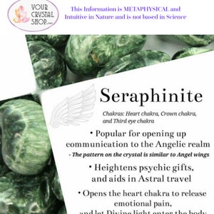 K&ouml;nnte beinhalten: Seraphinit-Kristalle, ein tiefgr&uuml;ner Stein mit federartigen Mustern, werden mit Informationstext gezeigt. Der Text hebt die metaphysischen Eigenschaften des Steins hervor, einschlie&szlig;lich seiner Assoziation mit Herz-, Kronen- und Drittaugen-Chakren.