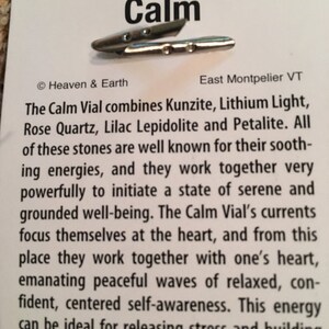 Pu&ograve; includere: Un piccolo flacone argentato con la parola "Calm" stampata su un cartoncino bianco. Il cartoncino descrive il flacone come contenente Kunzite, Luce di Litio, Quarzo Rosa, Lepidolite Lila e Petalite. Il cartoncino descrive anche le propriet&agrave; del flacone come promotrici della serenit&agrave; e del benessere.