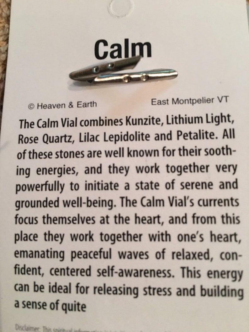 Pu&ograve; includere: Un piccolo flacone argentato con la parola "Calm" stampata su un cartoncino bianco. Il cartoncino descrive il flacone come contenente Kunzite, Luce di Litio, Quarzo Rosa, Lepidolite Lila e Petalite. Il cartoncino descrive anche le propriet&agrave; del flacone come promotrici della serenit&agrave; e del benessere.