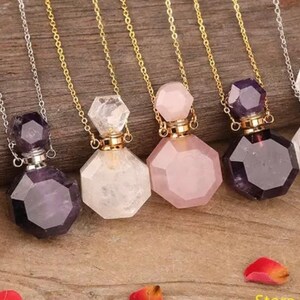 Pu&ograve; includere: Sei collane con flacone di profumo in cristallo di diverse pietre preziose. Le collane sono realizzate in quarzo rosa, ametista e quarzo trasparente. Ogni collana ha una catena d'argento o d'oro.