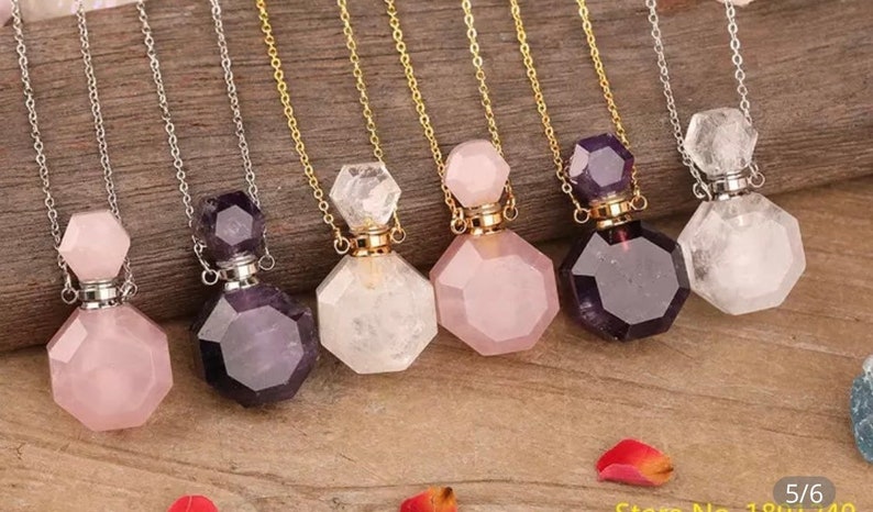 Pu&ograve; includere: Sei collane con flacone di profumo in cristallo di diverse pietre preziose. Le collane sono realizzate in quarzo rosa, ametista e quarzo trasparente. Ogni collana ha una catena d'argento o d'oro.