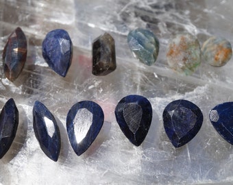 Cristalli di corindone zaffiro sfaccettati o grezzi - Ciondolo in argento 925 con zaffiro - Collana macramè con cristallo curativo - Esagonale dal Madagascar L96