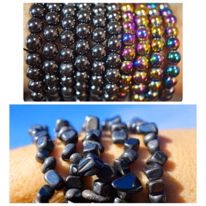 Puede incluir: Dos pulseras hechas de cuentas negras. Una pulsera est&aacute; hecha de cuentas redondas y la otra de cuentas de forma irregular.