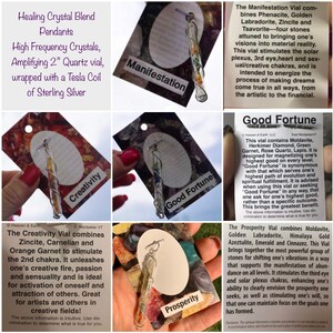 Puede incluir: Un conjunto de seis colgantes de vial de cristal, cada uno con una variedad de cristales y envuelto en una bobina Tesla de plata. Los viales est&aacute;n etiquetados con las palabras "Manifestaci&oacute;n", "Buena Fortuna", "Creatividad", "Prosperidad" y "Buena Fortuna".