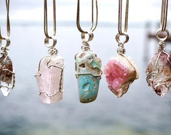 Collane di quarzo grezzo manifestante, calcite caraibica, lodalite Dreamstone ~ Pietre calmanti avvolte in argento sterling 925 con catena da 20"