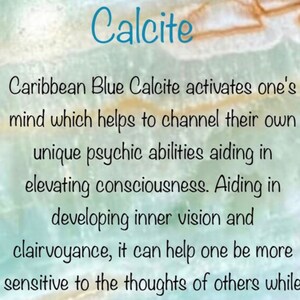 K&ouml;nnte beinhalten: Karibischer blauer Calcit-Kristall mit einem blauen und wei&szlig;en Wirbelmuster. Der Text "Caribbean Blue Calcite activates one's mind which helps to channel their own unique psychic abilities aiding in elevating consciousness. Aiding in developing inner vision and clairvoyance, it can help one be more sensitive to the thoughts of others while enhancing telepathy and communication." ist auf dem Bild zu sehen. Der Text "Your Crystal Shop" befindet sich am unteren Rand des Bildes.