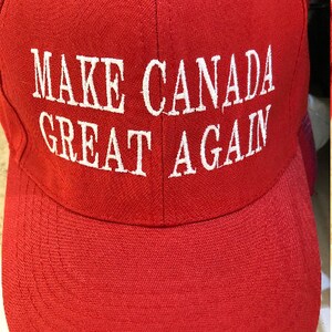 Puede incluir: Gorra de b&eacute;isbol roja con texto bordado en blanco que dice "Make Canada Great Again".