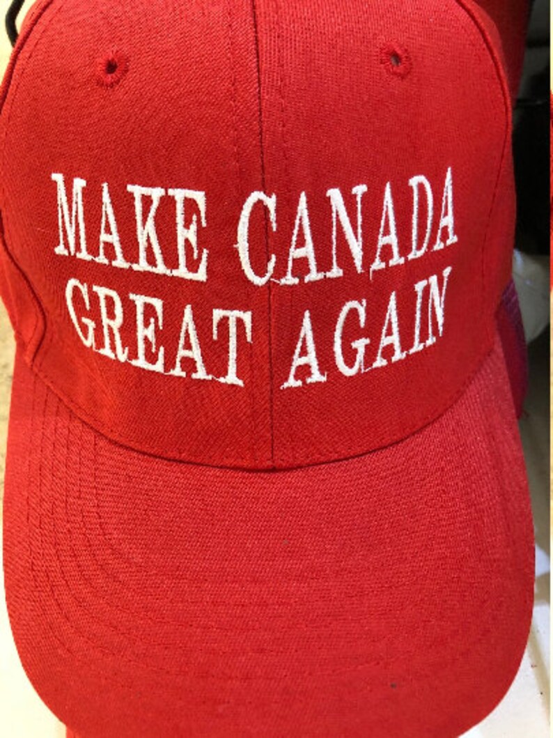 Puede incluir: Gorra de b&eacute;isbol roja con texto bordado en blanco que dice "Make Canada Great Again".