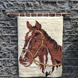 70年代の馬のラッチフックのタペストリー/ラグ、ウールの馬のラッチ壁掛け