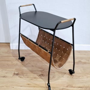 Revistero Mcm grande / de mimbre y hierro fundido / muy raro revistero industrial grande con ruedas