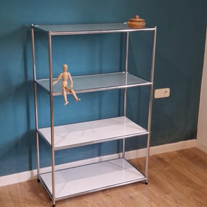 Bücherregal aus verchromtem Stahl und weissen Einlegeböden