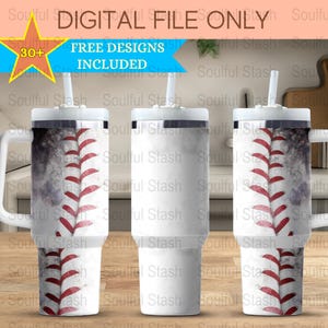 Pode incluir: Três copos de aço inoxidável com tampas e canudos. Os copos são brancos com um design de ponto de beisebol. O design é cinza e vermelho desbotado. O texto "DIGITAL FILE ONLY" e "FREE DESIGNS INCLUDED" está na parte superior da imagem.