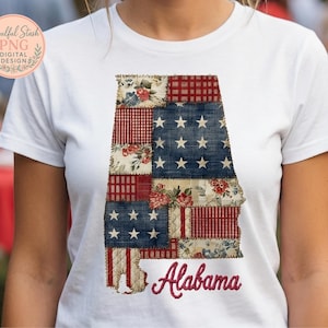 Puede incluir: Camiseta blanca con un diseño de patchwork en forma de Alabama. El diseño incorpora patrones florales, a cuadros y de mezclilla con estrellas blancas. La palabra "Alabama" está bordada en escritura roja.