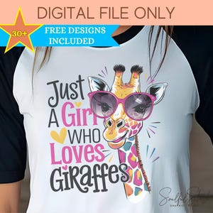 Może przedstawiać: Biały t-shirt z kolorową grafiką żyrafy w okularach przeciwsłonecznych i tekstem "Just a Girl Who Loves Giraffes".