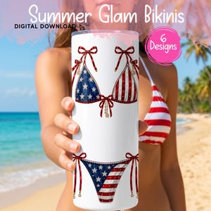 Peut inclure: Un gobelet cylindrique blanc orné d'un imprimé graphique représentant un bikini aux motifs du drapeau américain rouge, blanc et bleu, avec des étoiles et des rayures, des liens rouges et des détails dorés. Le texte Summer Glam Bikinis est visible.