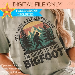 Pode incluir: Uma camiseta verde com um gráfico de estilo vintage de um Pé Grande caminhando por uma floresta. O gráfico inclui o texto "Yes I have a retirement plan I'm going to find Bigfoot".