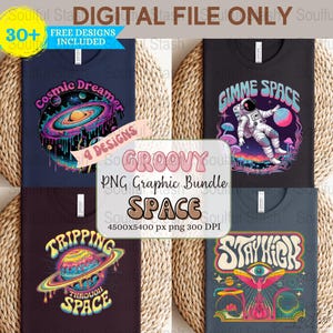 Może przedstawiać: Zestaw czterech groovy grafik o tematyce kosmicznej z kolorowymi ilustracjami planet, astronautów i psychodelicznym tekstem. Grafiki idealnie nadają się na koszulki, kubki, torby na zakupy i inne artykuły.
