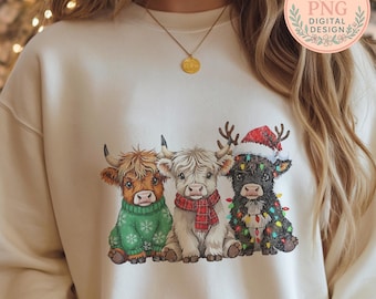 Trio di PNG natalizie con mucche rustiche delle Highlands, accoglienti mucche invernali con maglione, sciarpa e luci, download di sublimazione per le vacanze in fattoria