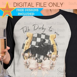 Peut inclure: Un t-shirt blanc et noir sur le thème du baseball avec un fer à cheval noir et or, un motif à carreaux, un nœud rose et des accents floraux. Le texte "Talk Derby to me" est imprimé sur le t-shirt.
