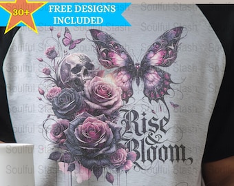 Könnte beinhalten: Ein graues Raglan-Shirt mit einem Blumen- und Totenkopf-Design, darunter ein Schmetterling und die Worte "Rise & Bloom". Das Design umfasst Rosen in Lila- und Rosatönen. Das Shirt hat auch den Text "DIGITAL FILE ONLY" und "FREE DESIGNS INCLUDED."