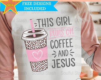 Cette fille court au café Jésus PNG, téléchargement numérique chrétien, impression léopard en sublimation, idée cadeau basée sur la foi, graphique de chemise