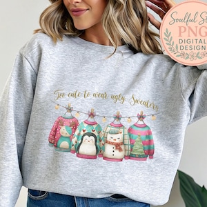 以下が含まれることがあります： 「Too cute to wear ugly sweaters」の文字が入ったライトグレーのスウェットシャツ。イラストには、電飾の紐に吊るされた4つのお祝いのセーターが描かれています。それぞれのセーターには、トナカイ、ペンギン、雪だるま、クリスマスツリーなど、ユニークなデザインが施されています。