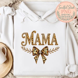 Grafika Mama z napisami w stylu kryształków i modną, efektowną kokardką w panterkę. Pobierz cyfrowo.