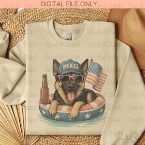 Könnte beinhalten: Beiges Sweatshirt mit einem Grafikdesign eines Schäferhundes mit Sonnenbrille und einem Hut mit der Aufschrift "MERICA", der in einem Schwimmring mit einer amerikanischen Flagge und einer Flasche schwimmt. Vintage, patriotisches Thema.