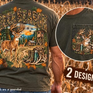 Pode incluir: Uma t-shirt verde-oliva com um grande gráfico nas costas com o texto DEER SEASON, um veado, uma torre de caça e equipamento. Um pequeno círculo mostra um design de bolso a condizer com uma cabeça de veado, botas e uma garrafa térmica.