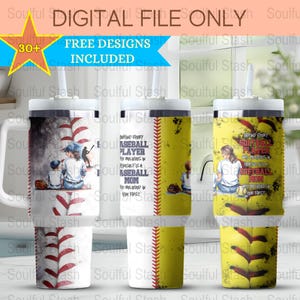 Könnte beinhalten: Drei Edelstahlbecher mit weißem Deckel und Strohhalm. Die Becher sind mit Baseball- und Softball-Designs verziert. Der Text auf den Bechern lautet "Behind every baseball player who believes in himself is a baseball mom who believed in him first." und "Behind every softball player who believes in herself is a softball mom who believed in her first."