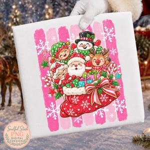 Op de afbeelding: Een witte vierkante afbeelding met een feestelijke illustratie van de Kerstman, Kerstvrouw, een elf, een sneeuwpop en een rendier die uit een rode cadeautas komen. Het ontwerp bevat kleurrijke ingepakte cadeaus, zuurstokken en roze verticale strepen.