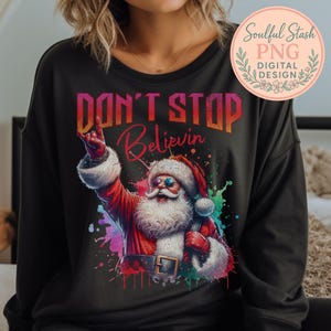 Papá Noel con la mano en la roca, no dejes de creer en la Navidad PNG, diseño de sublimación para camisetas, tazas e impresión digital navideña.