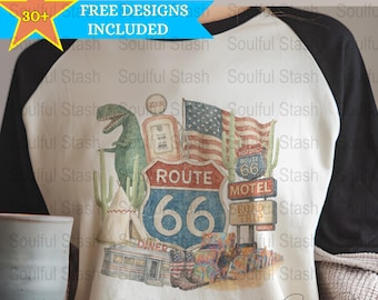 Può includere: Una maglietta da baseball bianca e nera con una grafica della Route 66, tra cui un dinosauro, una bandiera americana e segnali stradali. Sono visibili anche le scritte "DIGITAL FILE ONLY" e "FREE DESIGNS INCLUDED". È un file digitale.