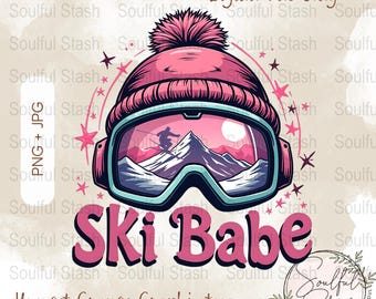 Könnte beinhalten: Rosa Skimaske mit einem weißen Bommel und einer im Visier reflektierten Bergszene. Der Text "Ski Babe" steht unter der Maske.