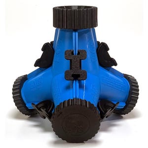 Peut inclure: Vanne trois voies en plastique bleu avec des bouchons en plastique noir et un joint en caoutchouc noir. La vanne a trois sorties et une seule entrée.