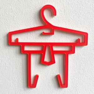 Puede incluir: Una percha de plástico de color rojo brillante con dos ganchos en la parte inferior y un solo gancho en la parte superior. La percha está diseñada para sostener ropa y accesorios.