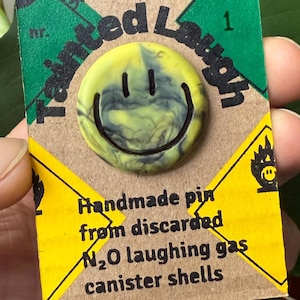 Peut inclure: Une tasse en céramique blanche avec une anse noire et le texte "But First, Coffee" en noir, dans une police manuscrite. La tasse est sur une surface blanche.
