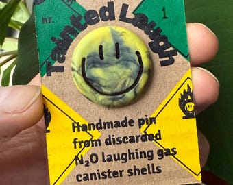Tainted Laugh - handgemaakte gerecyclede plastic kunstspeld