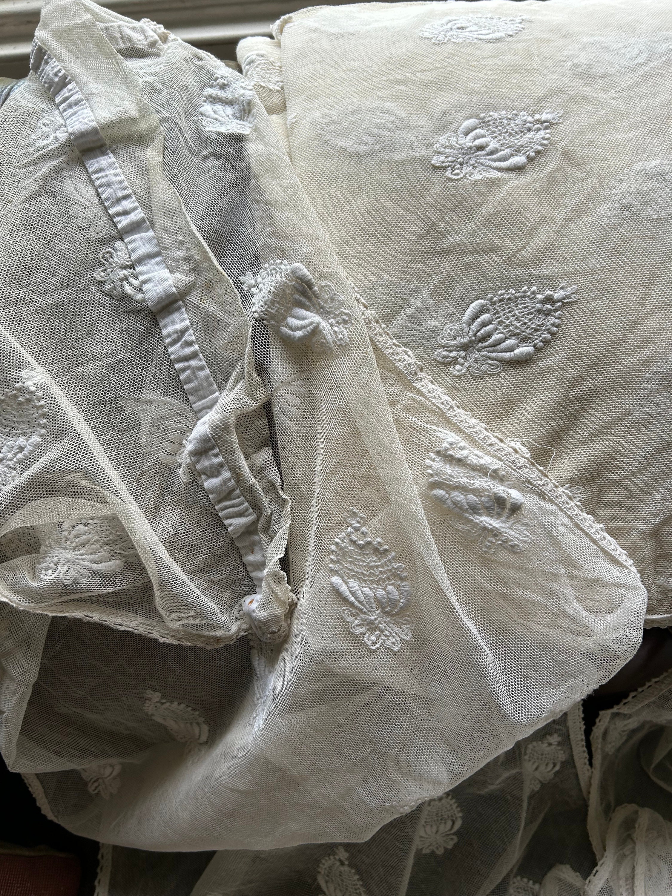 アンティーク刺繍チュールレースカーテンパネル：シャトーフレンチ