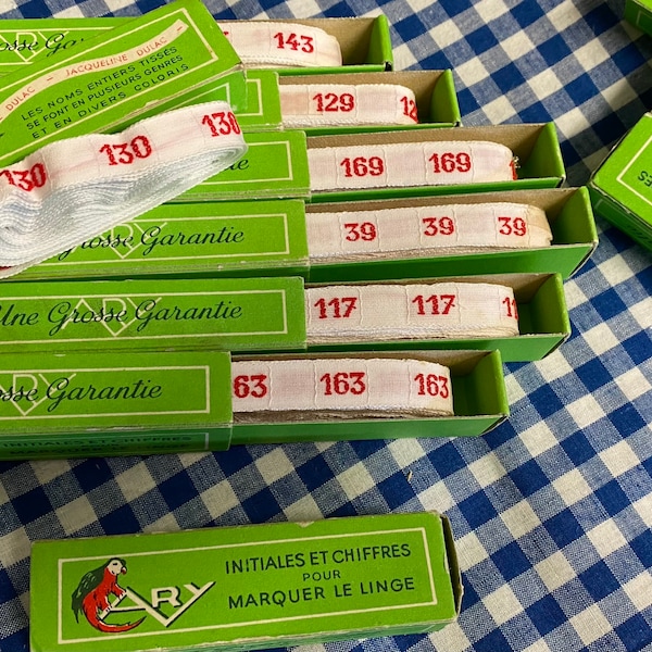 Ruban à lessive vintage français rouge/blanc, étiquettes numéros, neufs, stock, environ 140, boîte d'étiquettes, chiffres artisanaux