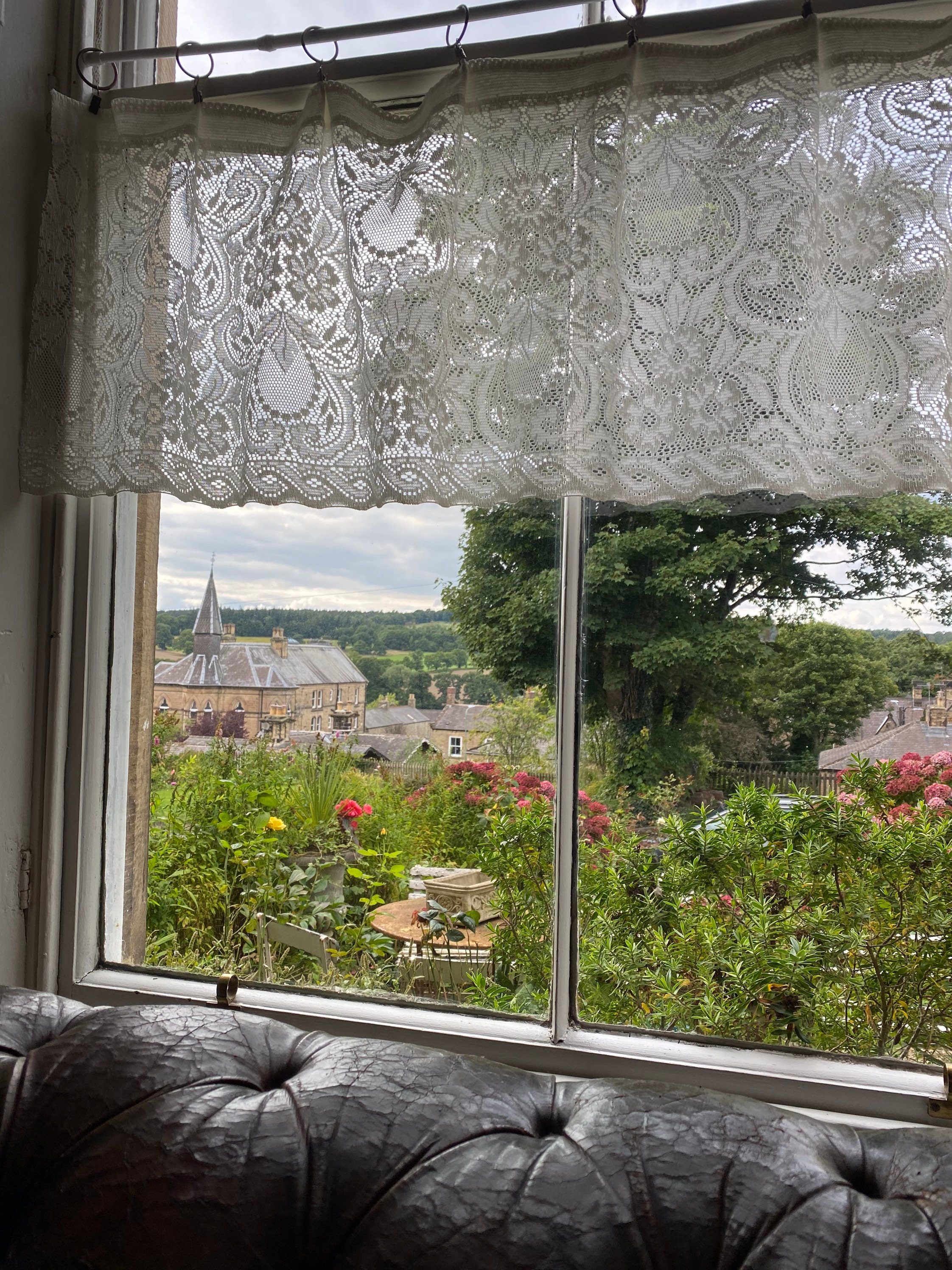 Vintage Nottingham Lace Cafe Curtain: Pretty Cottage Cotton