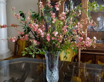 Arreglo floral mixto en rosa – Centro de mesa en jarrón de cristal