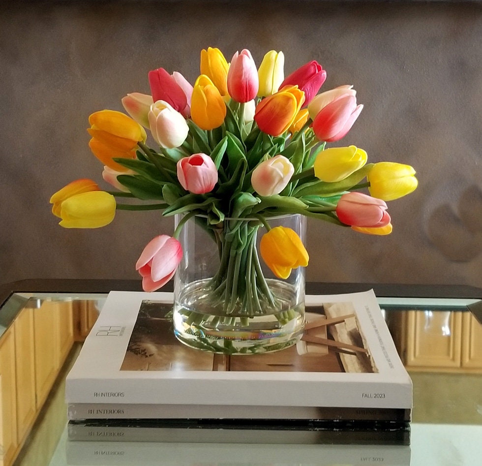 Centro de mesa con flores de tacto real: arreglo floral artificial en  naranja y rojo, arreglo floral artificial de seda, tulipanes rosados,  tulipanes, image size:980x947