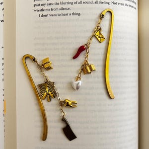 Segnalibro con ciondolo a tema, segnalibro dorato, segnalibro estetico, regali per amanti dei libri, regali per club del libro, segnalibro in metallo con ciondoli