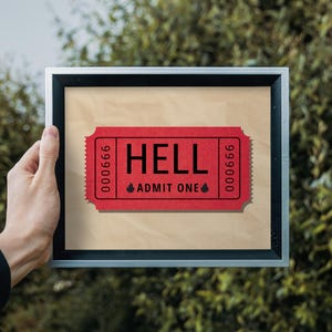 Może przedstawiać: Wydruk w ramce czerwonego biletu z napisem "HELL" drukowanym czarnymi literami. Bilet zawiera napis "ADMIT ONE" i numery "000666" i "000666" nadrukowane po obu stronach.