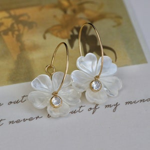Aros rellenos de oro, aros con flores de nácar blanco, aros rellenos de oro, aros con flores, pendientes de novia