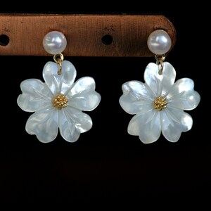 White Mother of Pearl in gold with Pearl Stud Earrings, Flower Earrings, Wedding Jewelry