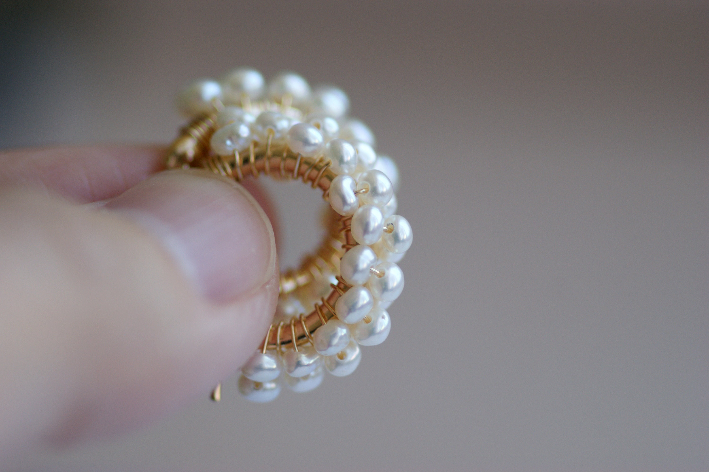 イヤリング TATIANA White Berry Pearl Hoop EarringsEC1773 Tatiana Pearl Earrings | Over The Moon