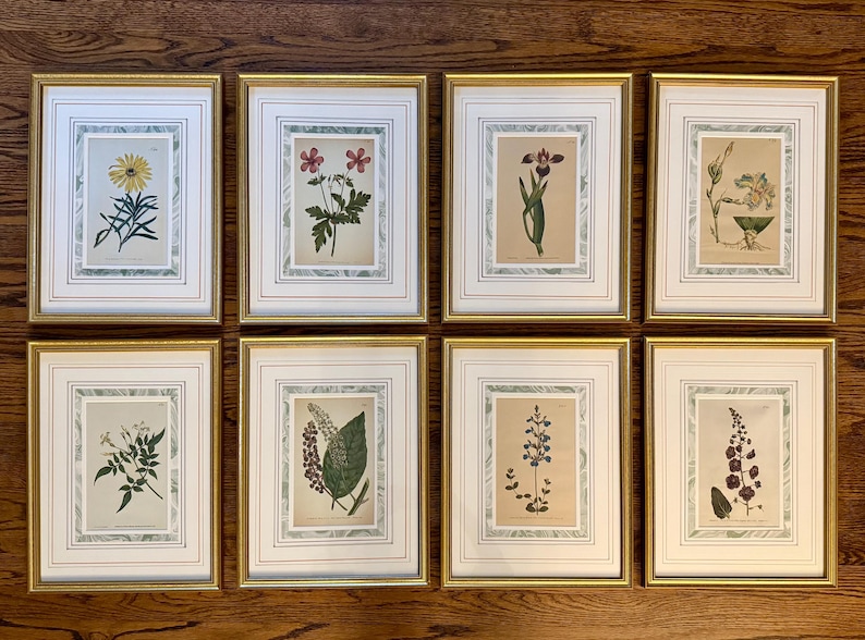 Op de afbeelding: Een set van drie keramische mokken met een gespikkelde, matte afwerking. De mokken zijn in cr&egrave;me, lichtgrijs en donkergrijs. Elke mok heeft een eenvoudig, minimalistisch ontwerp en een afgeronde handgreep.